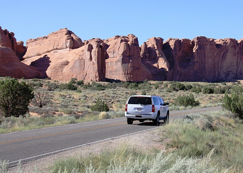 Mietwagen auf der Straße an der amerikanischen Westküste