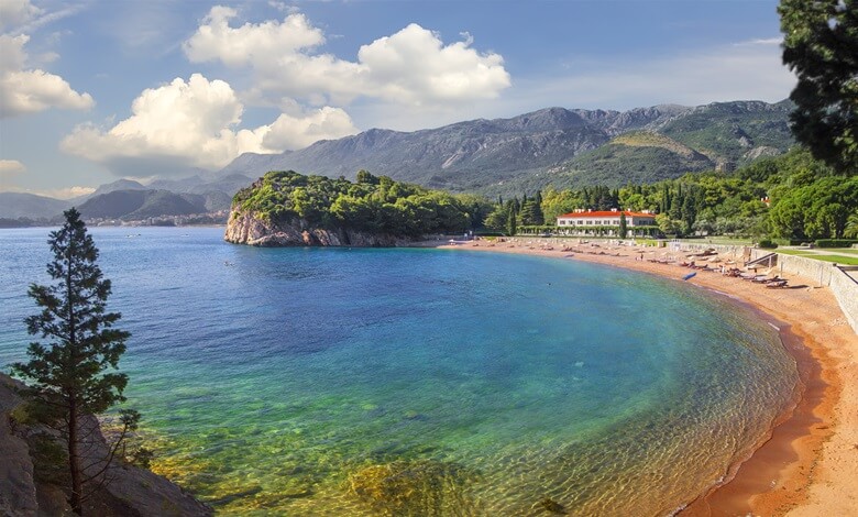 Strand Milocer mit ehemaligen Königshaus in Montenegro