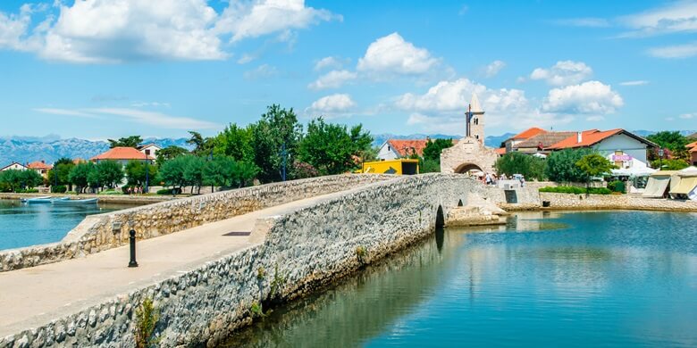 Brücke zur Altstadt von Nin in Kroatien