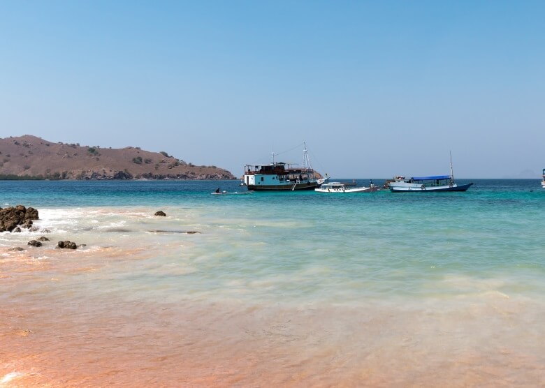 Rosafarbener Strand Pantai Merah in Indonesien