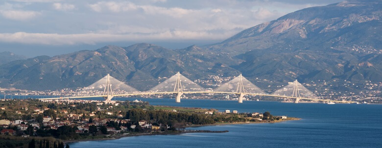 Griechische Stadt Patras mit berühmter Brücke