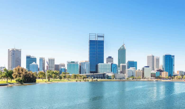 Blick auf die moderne Skyline von Perth in Australien