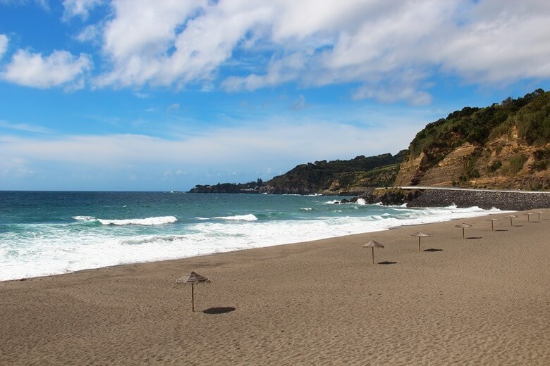 Sandstrand Praia de Ribeira Quente auf den Azoren