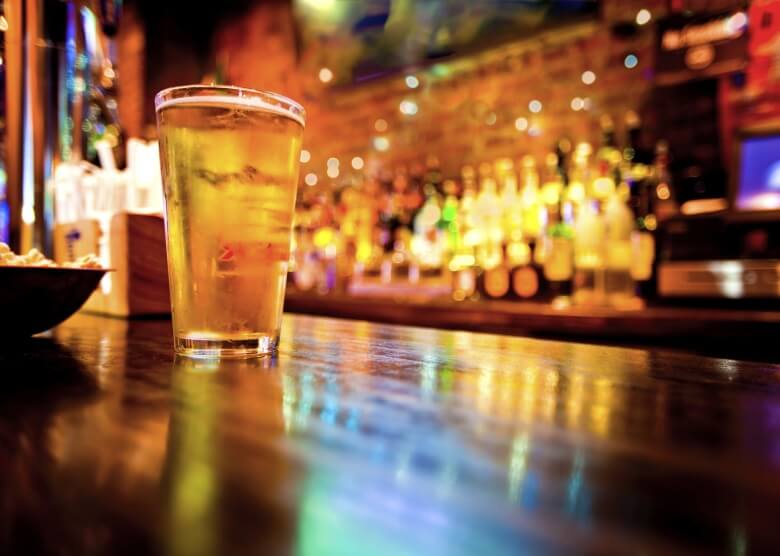 Ein Glas Bier in einem Pub in Großbritannien