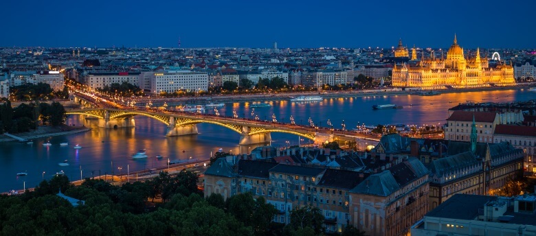 Blick vom Rosenhügel über Budapest bei Nacht