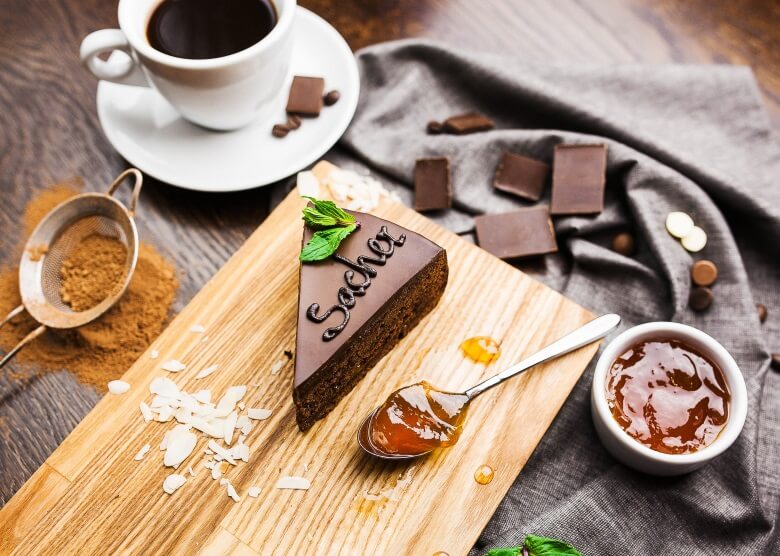 Wiener Sachertorte mit Gelee, Schokolade und Zimt