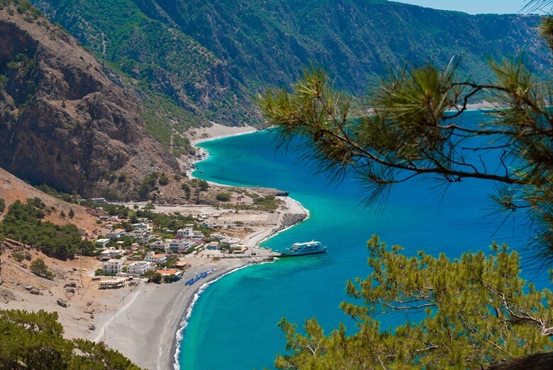 Blick von der Samaria-Schlucht auf Kreta auf das Meer