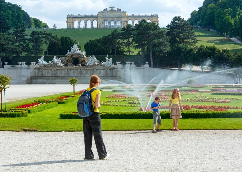 Mutter mit Kindern vor dem Schloss Schönbrunn in Wien, Österreich