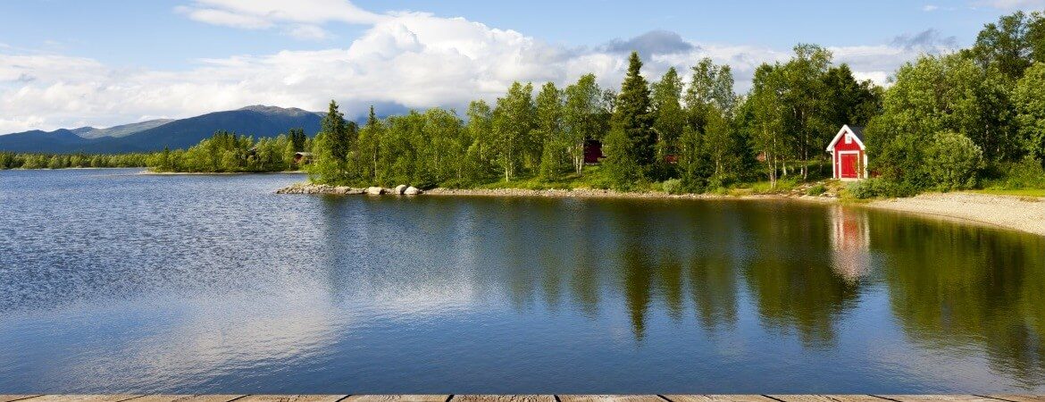 Landschaft in Schweden mit Wäldern und See