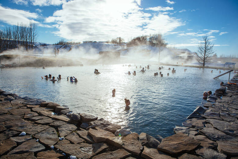 Menschen baden in einer heißen Quelle in Island im Winter 