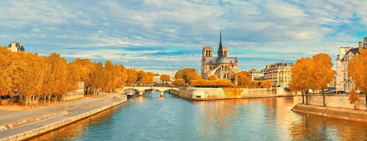 Die Seine in Paris mit Blick auf Notre Dame