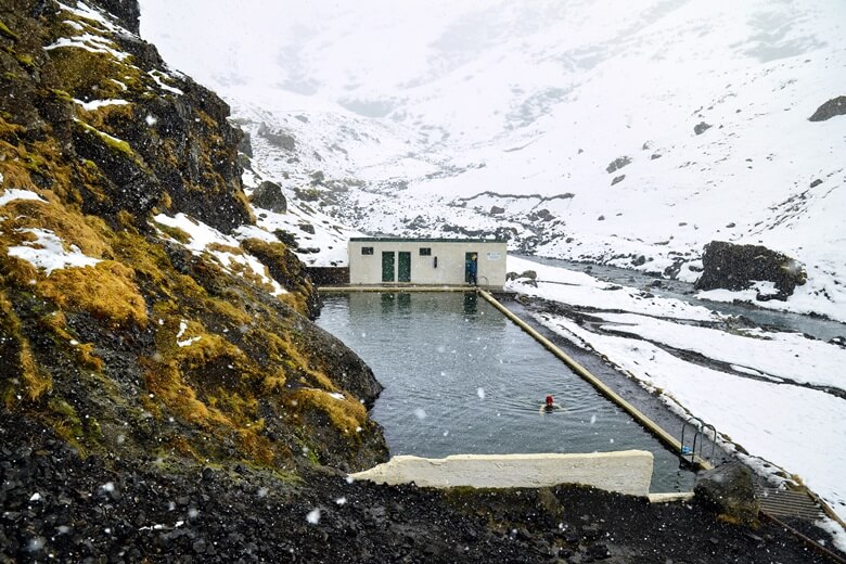 Heiße Quelle Seljavallalaug in  Island mit Blick auf Schneeberge