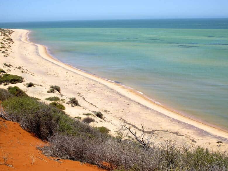 Strand mit rotem Sand im Francis Peron National Park