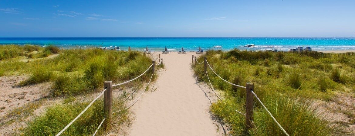 Steg zum Strand Son Bou auf Menorca