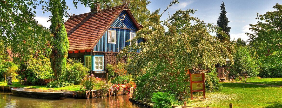 Blaues Haus in romantischer Spreewald-Kulisse