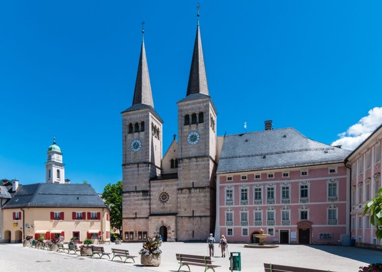 Stiftungskirche im Ortskern Berchtesgaden in Oberbayern