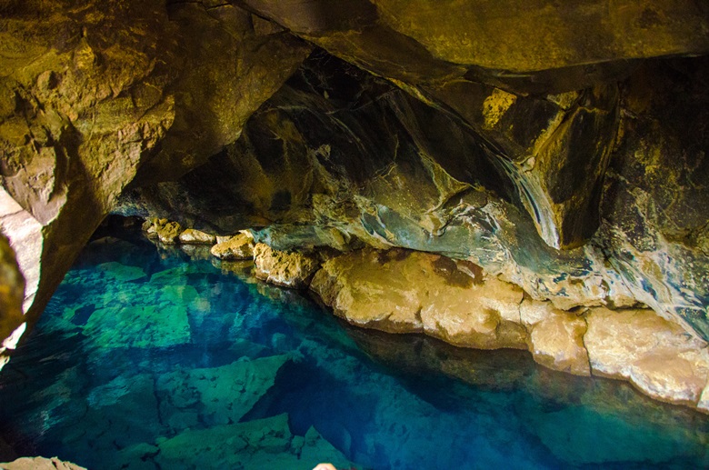 Heiße Quelle in Höhle Storagja bei Myvatn, Island