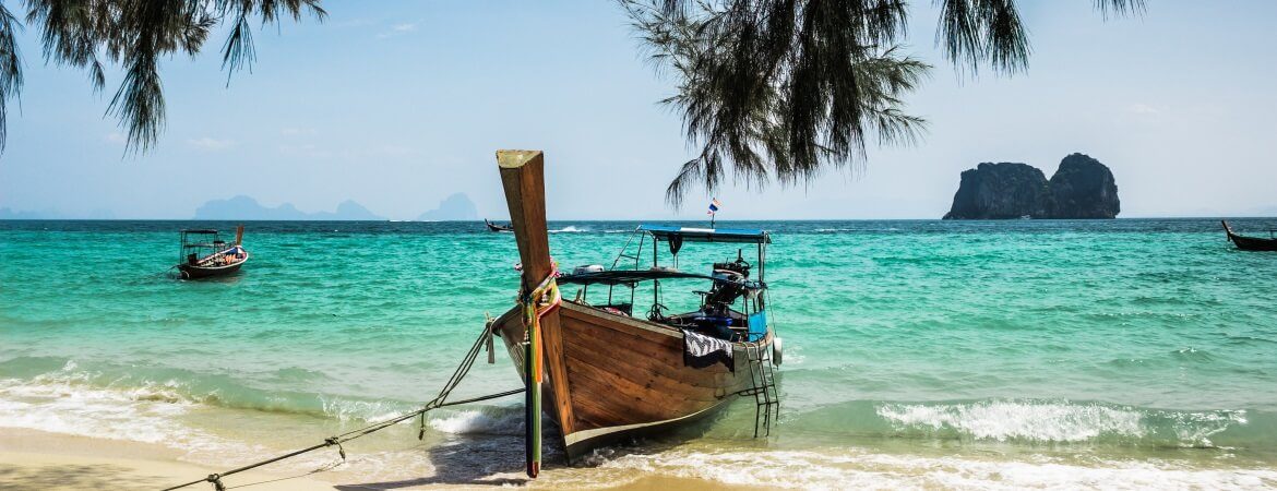 Strand mit Fischerboot auf Ko Kanta in Thailand