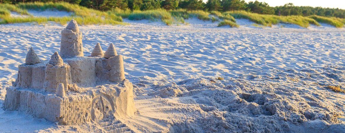 Sandburg am Ostseestrand von Rügen in Deutschland