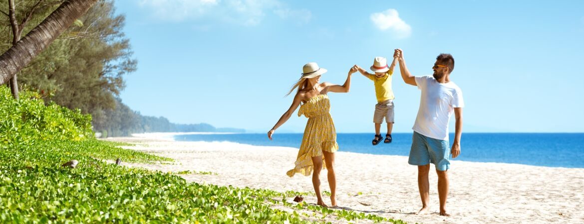 Thailand mit Kindern: Familie am Strand
