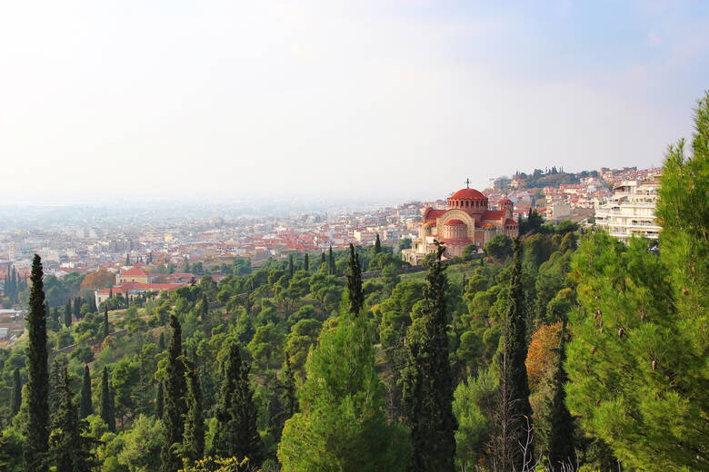 Blick über die Stadt Thessaloniki mit der Kirche St. Pavlo