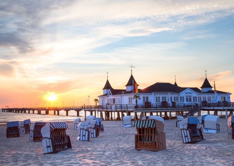 Strand auf der Ostseeinsel Usedom in Deutschland mit der Seebrücke Ahlbeck