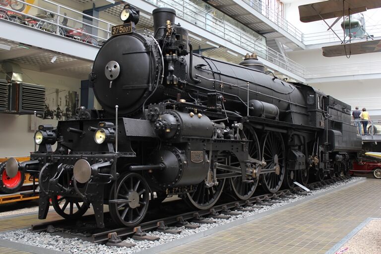 Alter Eisenbahnwaggon im Verkehrsmuseum in Prag