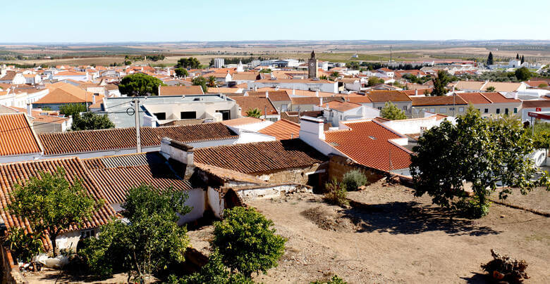 Das Örtchen Vidigueira in Portugal eingerahmt von Olivenbäumen