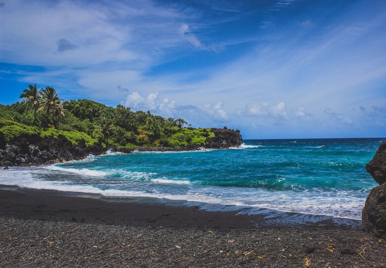 Schwarzer Waianapanapa Beach auf Hawaii