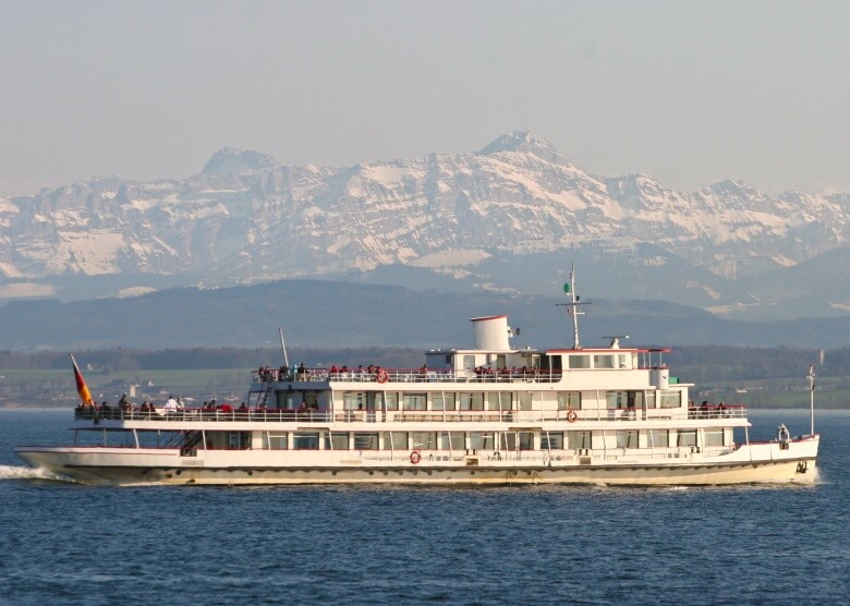 Schiff Weisse Flotte am Bodensee mit Blick auf Berge