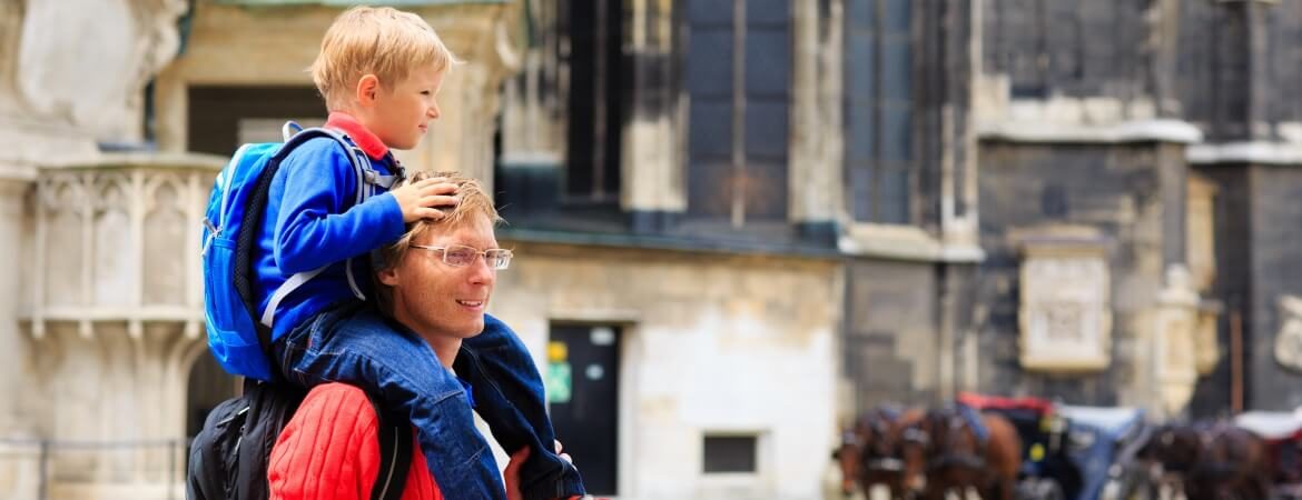 Ein Vater mit seinem Sohn in der Innenstadt von Wien, Österreich