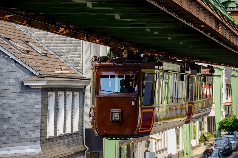 Wuppertaler Schwebebahn im Ruhrgebiet