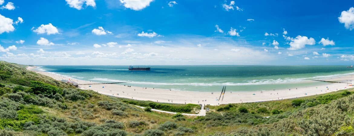 Panoramablick über Strand in Zeeland in den Niederlanden