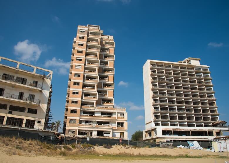 Verlassene Häuser und Hotels in Varosha