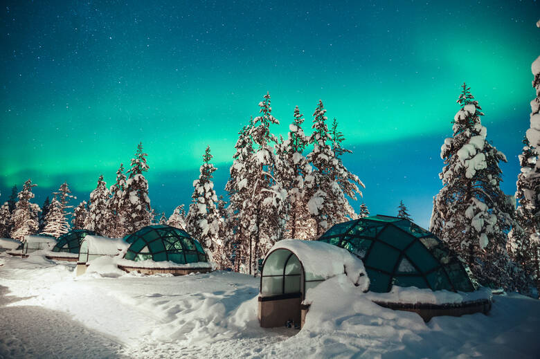 Glasiglu unter Polarlichtern in Finnland 