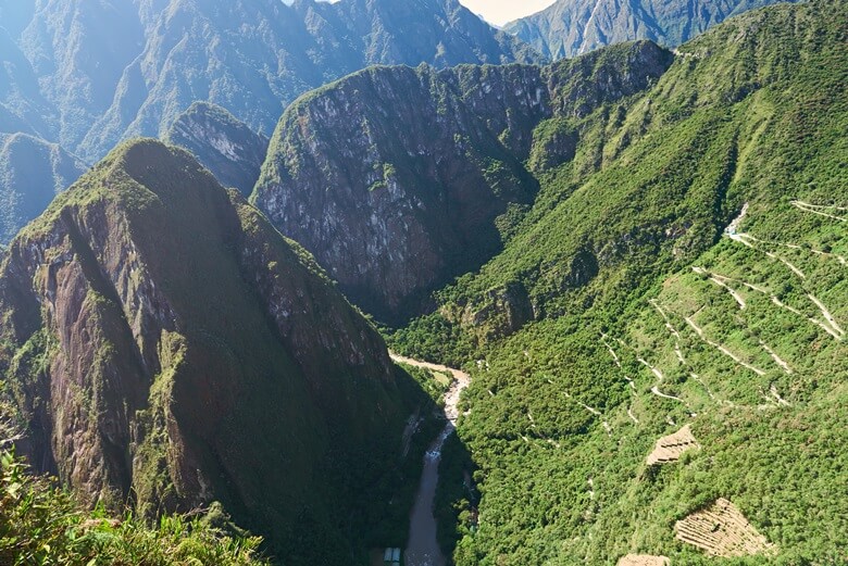 Serpentinenstraße Aguas Calientes nach Machu Picchu in Peru