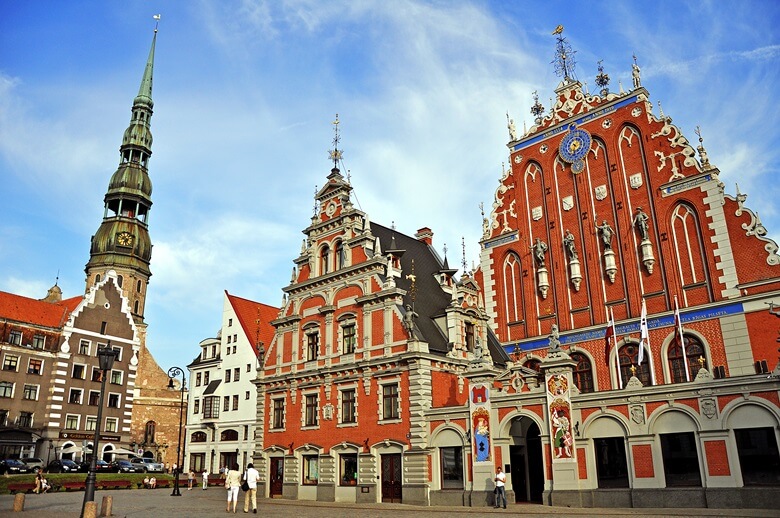 Der Rathausplatz mit der St. Petri Kirche in Rigas Altstadt