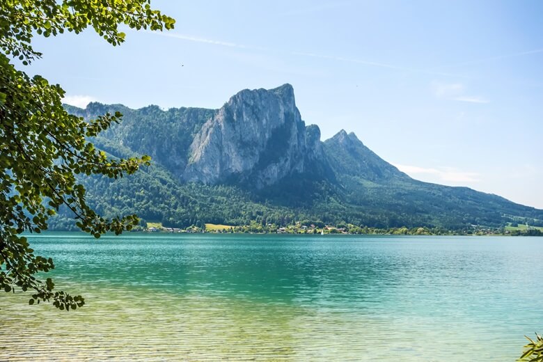 Blick auf die Berge vom Attersee in Österreich