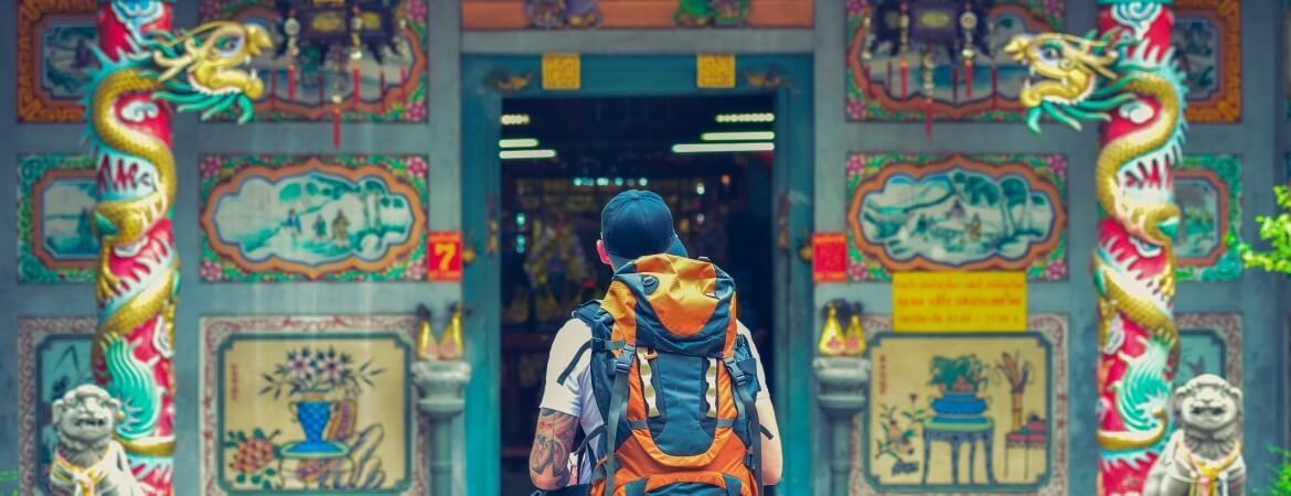 Ein Backpacker schaut sich einen Tempel in Bangkok, Thailand, an