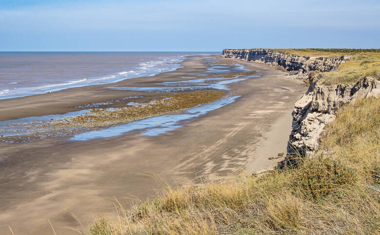 Der Sandstrand Balneario El Cóndor in Argentinien