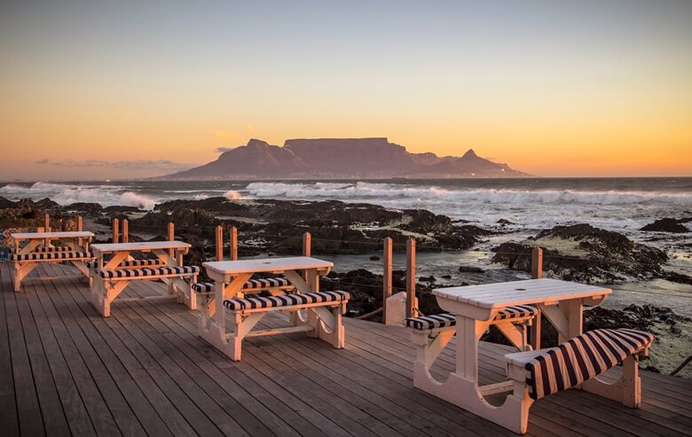 Sonnenuntergang am Bloumbergstrand in Kapstadt mit Blick auf den Tafelberg