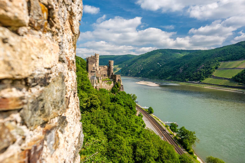 Blick auf die Burg Rheinstein am Rhein