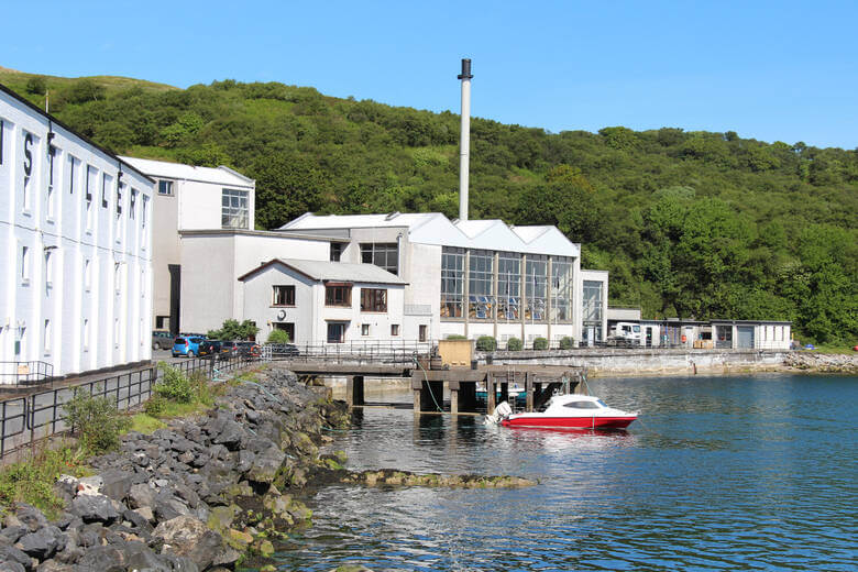 Brennerei Caol Ila in Schottland direkt am Wasser