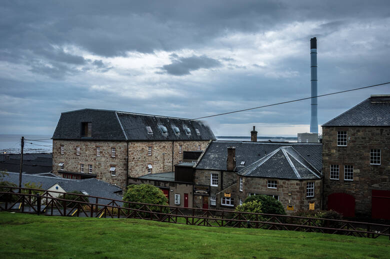 Clynelish Distillery in Schottland an einem regnrischen Tag