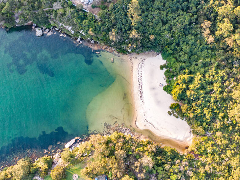 Blick von oben auf den Collins Flat Beach bei Sydney