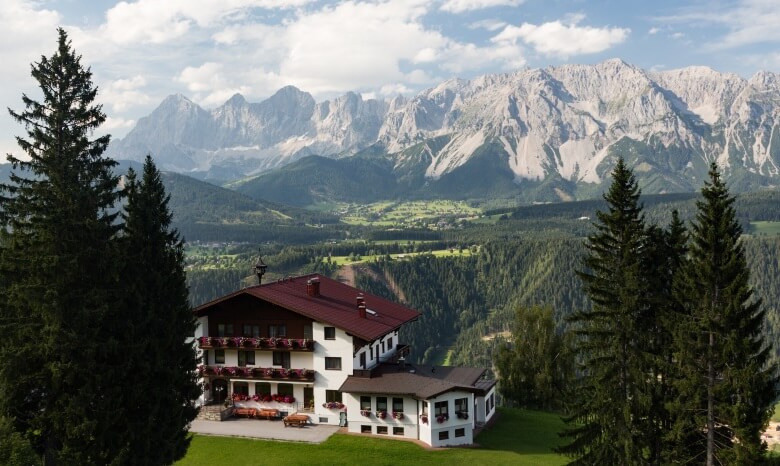 Blick auf das beeindruckende Dachsteinmassiv bei Ramsau, Österreich