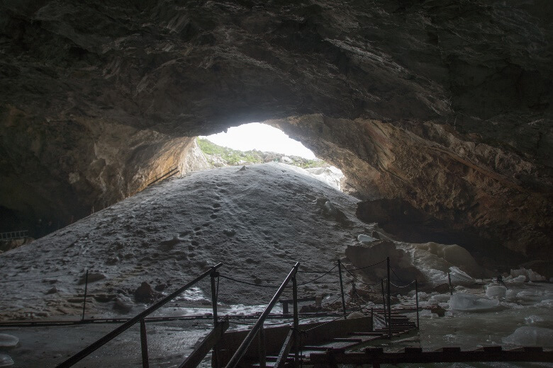 Blick aus der Schellenberger Eishöhle nach draußen