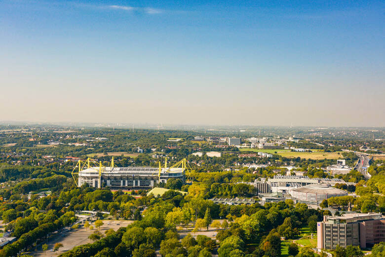 Das Dortmunder Stadion und die Innenstadt an einem sonnigen Tag
