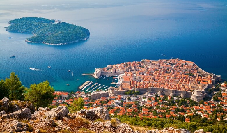 Blick über Dubrovnik und die Insel Lokrum in Kroatien