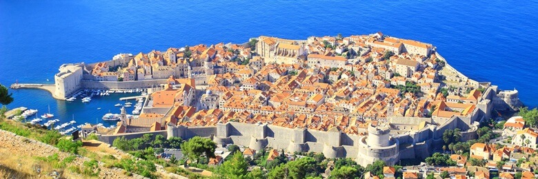 Kroatische Stadt Dubrovnik mit Festungsmauern aus der Vogelperspektive 